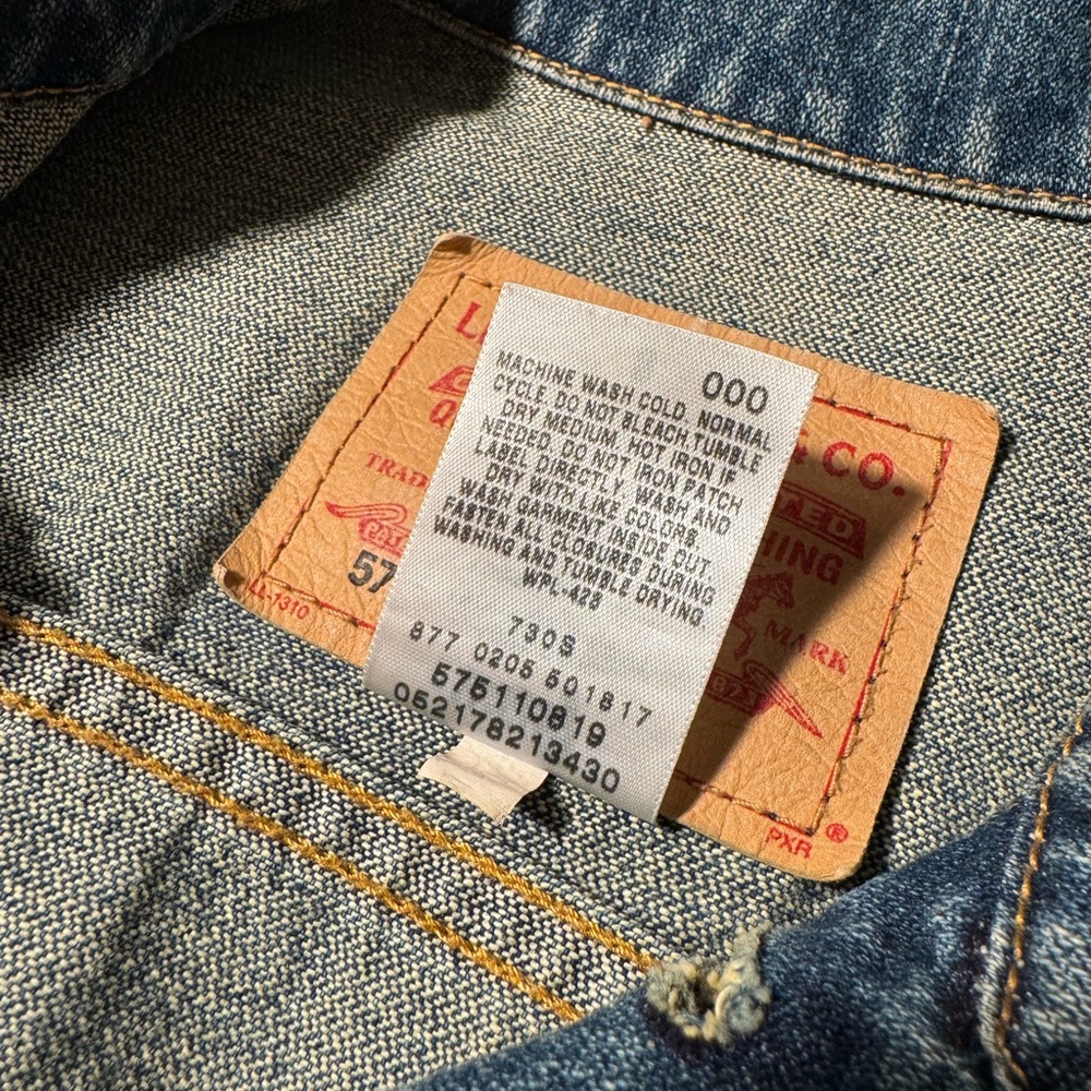 Levi's Women’s Jean Jacket Trucker Style with Shorter Silhouette and 3/4 Sleeve - Picture 15 of 15
